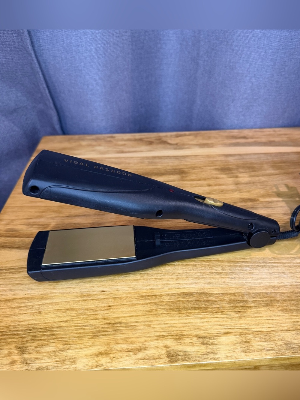 Vidal Sassoon Hair Flat Iron 2 inch Width Gold Plate 2 Heat Settings